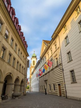 Lucerne, İsviçre, 20 Eylül 2025. Geleneksel Avrupa sokak perspektifi tarihi binalar ve eski kasaba Lucerne, İsviçre 'deki saat kulesi. Yüksek kalite fotoğraf.
