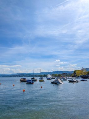 Lucerne, İsviçre, 20 Eylül 2025. Lucerne Gölü kıyılarında dağınık kayalar ve İsviçre 'nin Lucerne kentindeki sisli Alp dağları var. Yüksek kalite fotoğraf.