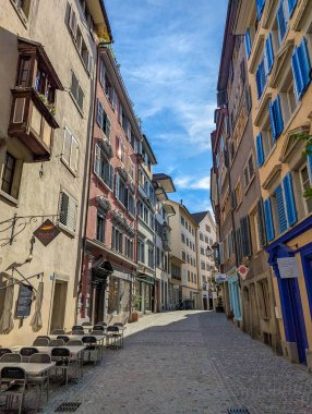Lucerne, İsviçre, 20 Eylül 2025. İsviçre 'nin tarihi Zürih semtinde geleneksel renkli binaları olan dar bir kaldırım taşı caddesi. Yüksek kalite fotoğraf.