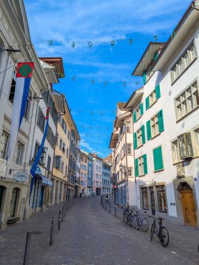 Lucerne, İsviçre, 20 Eylül 2025. İsviçre 'nin Zürih kentindeki kilise kulesine giden tarihi binaları olan geleneksel yaya caddesi. Yüksek kalite fotoğraf.