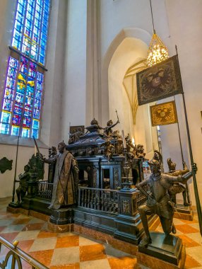 Münih, Almanya, Mayıs 01, 2025. Münih Almanya 'daki Münih' teki Theatine Kilisesi 'nin içinde süslü barok sunak altın süslemeleri ve kareli mermer döşemeleri var. Yüksek kalite fotoğraf