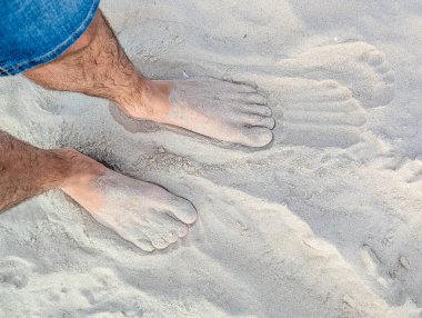 Leba Polonya 'nın Baltık Denizi kumlu sahilinde çıplak ayaklar ve dalgalar yaz tatili anı. Yüksek kalite fotoğraf