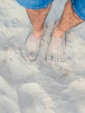 Leba Polonya 'da yaz tatili boyunca Baltık kumsalında köpüklü deniz köpüğü içinde ayaklar sıçrıyor. Yüksek kalite fotoğraf