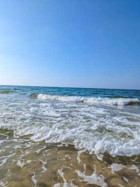 Baltık Denizi 'nde beyaz deniz köpüğü Leba Polonya kıyısı yakınlarında mavi gökyüzünün altında kumlu sahile ulaşıyor. Yüksek kalite fotoğraf