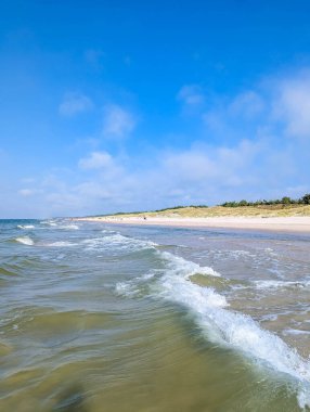 Leba Polonya yaz sahili yakınlarında mavi gökyüzünün altında köpüklü yeşil Baltık Denizi dalgaları. Yüksek kalite fotoğraf