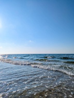 Karanlık Baltık Denizi suları, bulutlu gökyüzünün altında dalgalar Leba Polonya kıyı şeridi yakınlarındaki sahilden görülüyor. Yüksek kalite fotoğraf