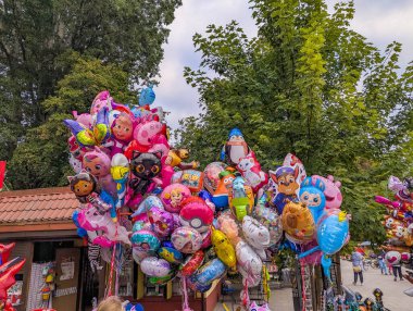 Varşova, Polonya, Mayıs 01, 2025. Polonya 'nın Varşova kentindeki açık büfede satılık çizgi film karakteri tasarımlı renkli helyum balonları. Yüksek kalite fotoğraf.