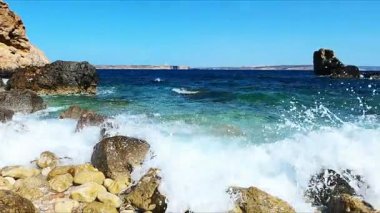 Dalgaların yavaşça kayalara çarpıp huzur verici bir ses çıkardığı sessiz bir koy. Rahatlamak ve denizin saf güzelliğinin tadını çıkarmak için ideal bir yer..