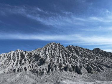 Terk edilmiş bir kaolin madenindeki kum gibi takip malzemelerinin manzarası