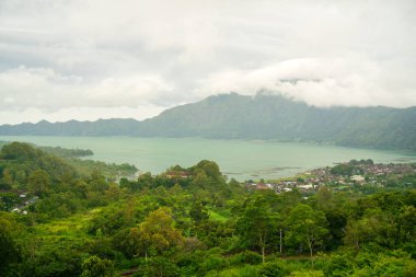 Kintamani, Bali 'deki Batur volkanı kraterindeki sisli sabahın dramatik üst görüntüsü.