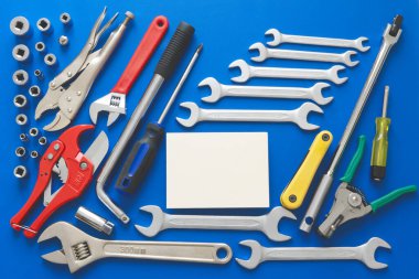 Kopya ile Mutlu İşçi Bayramı veya Mutlu Babalar Günü kurulum konsepti; Kopya alanı olan mavi yakalı işçi günlük araç gereçleri