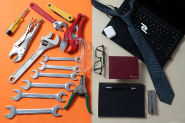 Fotokopi ile Mutlu İşçi Bayramı veya Mutlu Babalar Günü kurulum konsepti; mavi yakalı işçi aletleri ile beyaz yakalı işçi aletleri ile siyah defter ve kestane rengi zarflarda kopya alanı ile birleştirilmiş.