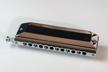 Makro kapat Kromatik Mızıka beyaz arkaplanda izole