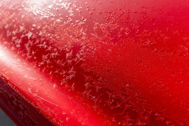 Buz tutmuş kırmızı bir araba cesedi.