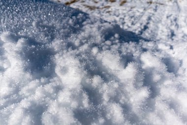 Yerdeki buz kristali oluşumları büyüleyici bir berraklıkla parıldıyor, doğanın donmuş sanatını gözler önüne seriyor. 