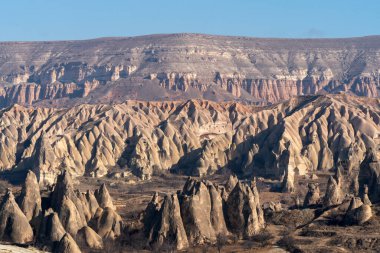 Cappadocia Vadisi 'ndeki Peri bacalarının büyüleyici manzarası.