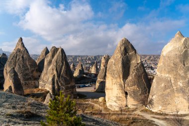 Kapadokya 'daki büyüleyici baca manzarası. Arka planda doğa ve tarihin sürrealist bir karışımı olan büyüleyici Goreme şehri.; 