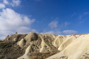 Cappadocia 'nın heybetli taş tepeleri göz kamaştırıcı mavi bir arkaplan doğası ve saf güzelliği ile aşınmış..