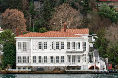 Tarihsel Mehmet Abut Efendi Yals, Osmanlı İmparatorluğu döneminde inşa edilen ve İstanbul 'daki İstanbul Boğazı' nın Asya tarafında zengin bir kültür mirası sergiliyor.