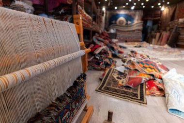Halı dükkanının arka planı bulanık geleneksel Loom Turkey Halısı