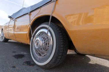 Klasik Cabriolet jant kapağının düşük açılı görüntüsü.  