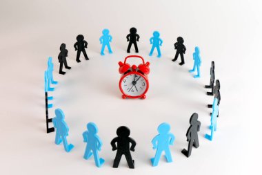 Zaman Yönetimi ve Kontrol kavramı; minyatür bir adamın saat etrafında daire çizdiği bir fotoğraf; Ustalaşma Zamanı; Zaman Farkındalığı; Rutin ve Disiplin