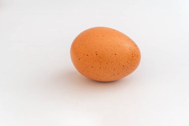 Beyaz arka planda donuk bir tavuk yumurtası