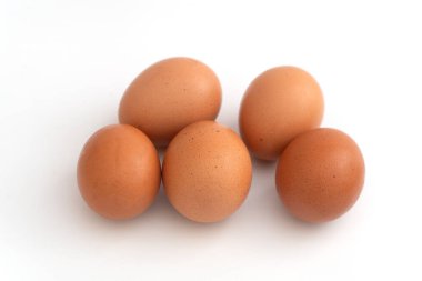 Dondurucudan soğuk tavuk yumurtası. Kabuğunda su buharlaşması var. Beyaz arka planda.