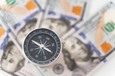 Fed Funds Rate Direction kavramı bir pusula ile yönün USD Bank Notlarıyla örtüşmesini sembolize eder; 