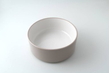 Beyaz arka planda izole edilmiş bulanık görünümlü kase istiflenebilir tabak