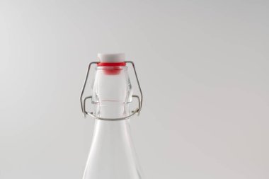 Salıncak kapaklı bir şişeyi kapat ve kopyalama alanı olan beyaz-kırmızı kapağı kapat.