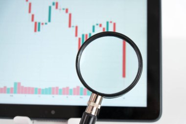 Borsa alışverişi 30 dakika durduruldu. Bu durum, borsa endeksinin bir günde keskin bir 5 düşüş yaşaması sonrasında yaşandı ve daha fazla dengesizliği önlemek ve yatırımcıların piyasa koşullarını yeniden değerlendirmelerine olanak sağlamak için devre kesici protokollerini tetikledi.