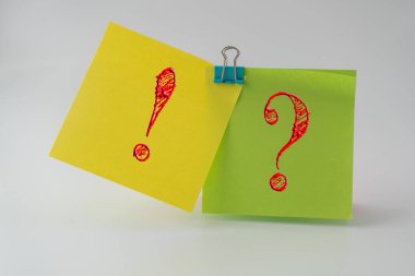 Merak ve Sürpriz: Büyük soru işareti bir soruşturmayı temsil ediyor, ve ünlem işareti keşif ya da farkındalığı temsil ediyor