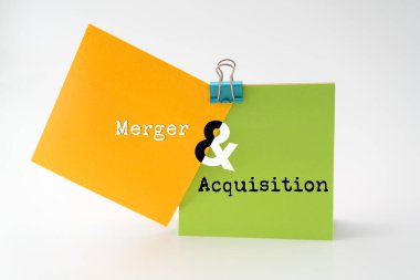 İki yapışkan not her kısımda metin Birleşmesi ve Kazanç (MA) ile bir arada durur; Birleşme ve Kazanç (MA) için bir konsept fotoğrafı)