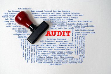 Teftiş hakkında kavramsal fotoğraf, beyaz tuval üzerinde duran kırmızı bir kauçuk damga yanında AUDIT kelime bulutu