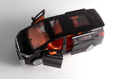 Beyaz arkaplanda siyah çok amaçlı bir aracın (MPV) minyatür görüntüsü