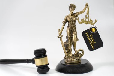 Adalet Anıtı bir tokmağın yanında duruyor. Elinde 