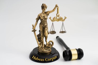 Adalet Heykeli tokmağın tepesinde üzerinde 