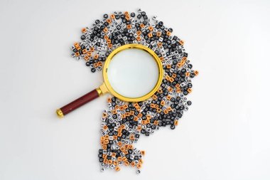 Dağınık harf ve sayıların merkezine yerleştirilmiş bir loupe, merak, analiz ve cevap arayışını sembolize eden büyük bir soru işareti oluşturuyor.