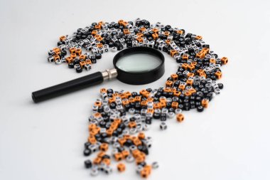 Dağınık harf ve sayıların merkezine yerleştirilmiş bir loupe, merak, analiz ve cevap arayışını sembolize eden büyük bir soru işareti oluşturuyor.