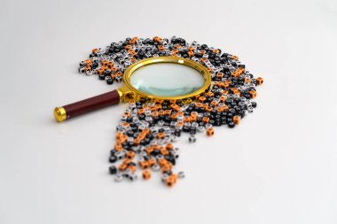 Dağınık harf ve sayıların merkezine yerleştirilmiş bir loupe, merak, analiz ve cevap arayışını sembolize eden büyük bir soru işareti oluşturuyor.