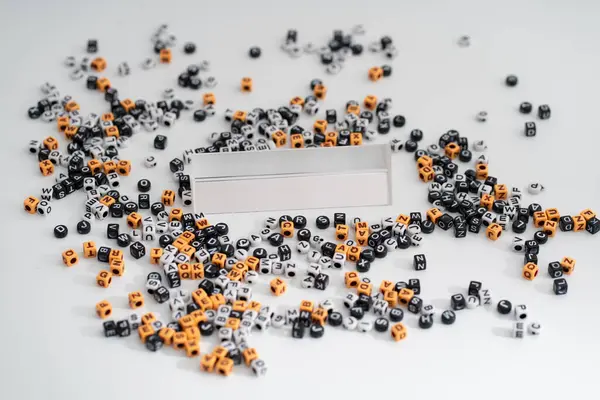 Dağınık harf ve sayılarla çevrili bir prizma. Yorum, analiz ve keşif sürecini sembolize ediyor.