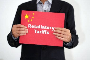 Elinde Çin Bayrağını andıran bir kağıt tutan bir adam, kelime karşılığı gümrük vergileriyle, Ticaret Savaşı 'nın illüstrasyon görüntüsüyle