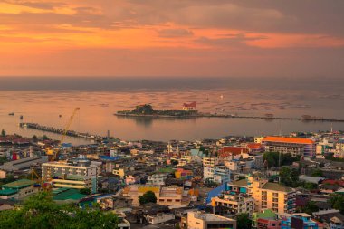Gün batımı manzaralı balıkçı köyü ve iskele Köprüsü Sri racha kenti, Chonburi, Tayland, Thailand