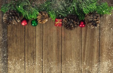 Noel sınır tasarlamak ahşap arka plan üzerinde