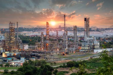 Petrol rafinerisi endüstrisi gün batımı