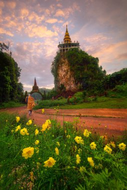 bir keşiş khao-na-nai-luang-dharma-park de sunan gıda
