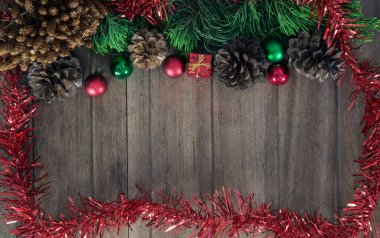 Noel sınır tasarlamak ahşap arka plan üzerinde