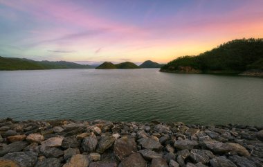 Srinakarin Barajı Kanchanaburi, Tayland elektrik üretimi için sömürüldü. Tarım için..