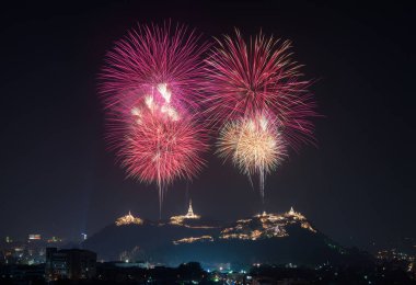 Phetchaburi Eyaleti Tayland 'ın tarihi simgelerinden Phra Nakhon Khiri' de (Khao Wang) her yıl düzenlenen havai fişek festivali.